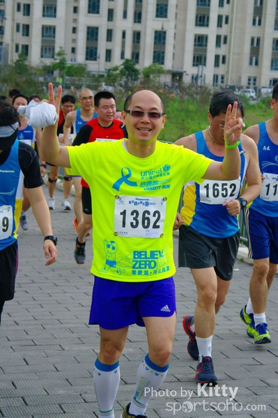 SG201302