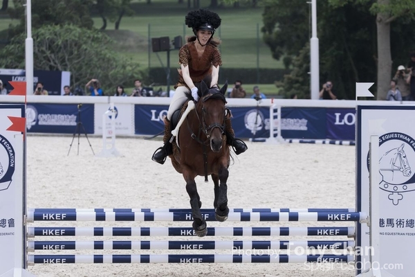 LonginesJumping_160