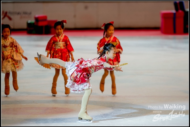 2017-12-23 Xmas Skating 0100