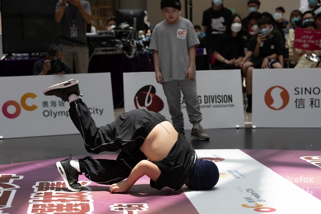 Break_Dance_R1-82