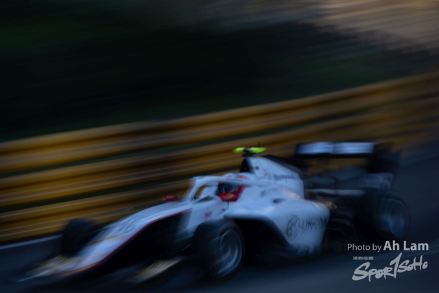 Z8B_4199